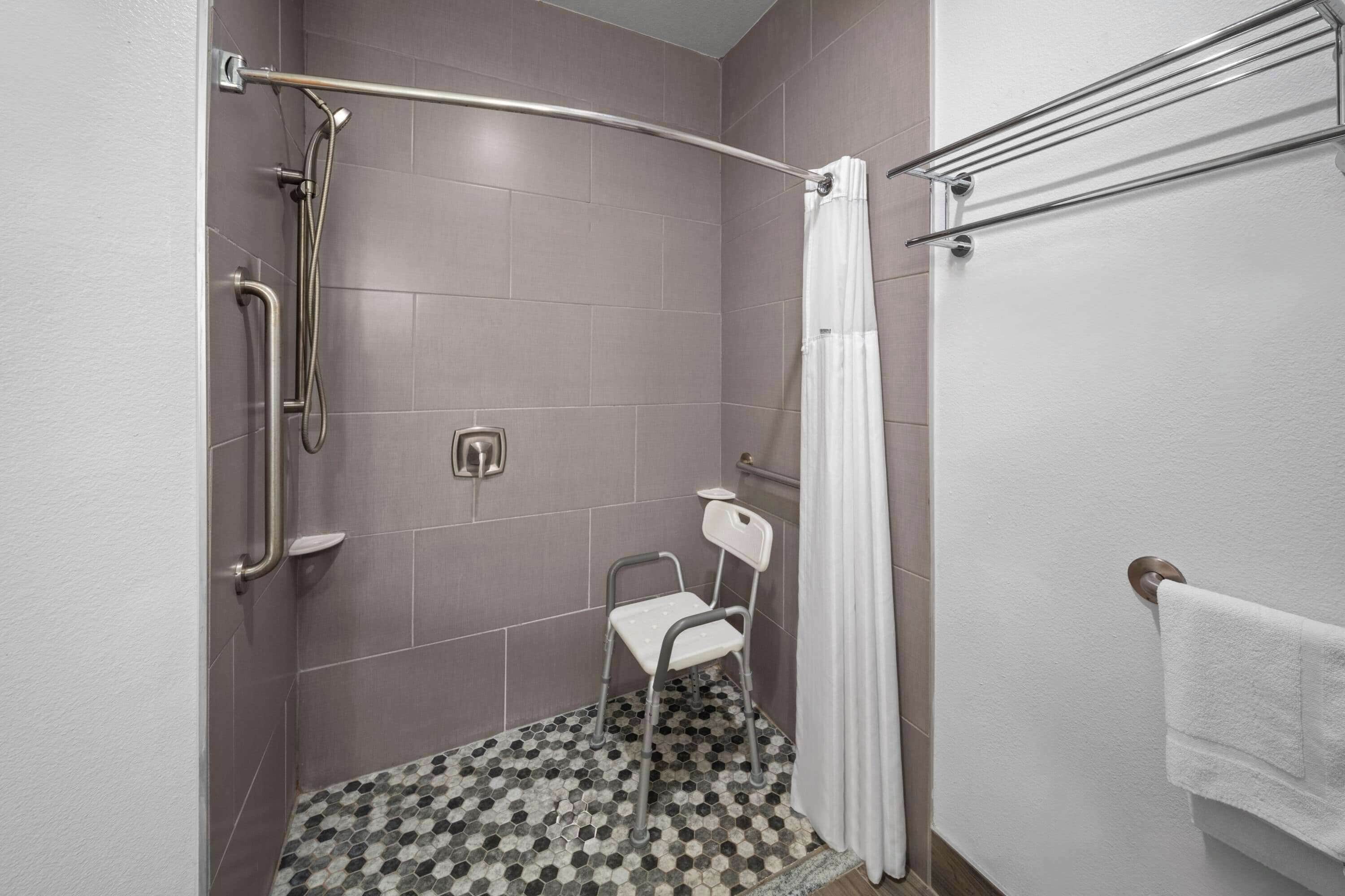 room, 1 king bed, accessible, non smoking (mobility/hearing, tub w/ grab bars) | accessible bathroom