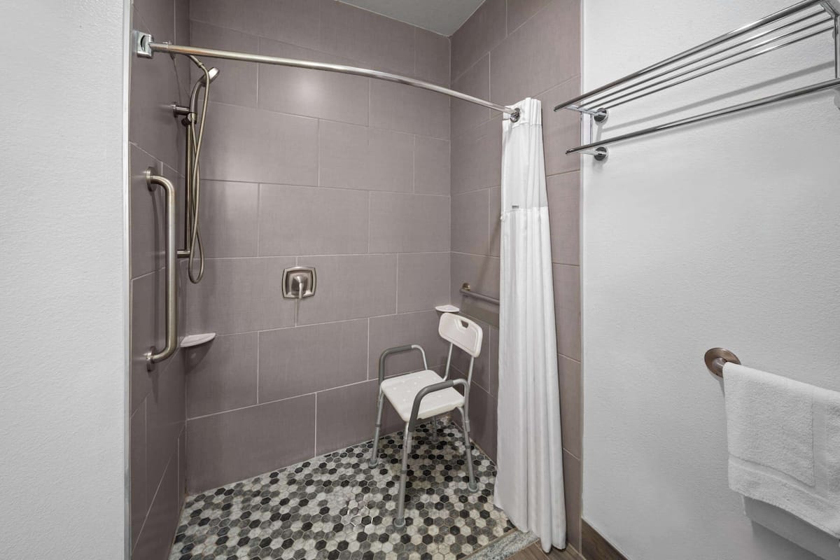 room, 1 king bed, accessible, non smoking (mobility/hearing, tub w/ grab bars) | accessible bathroom