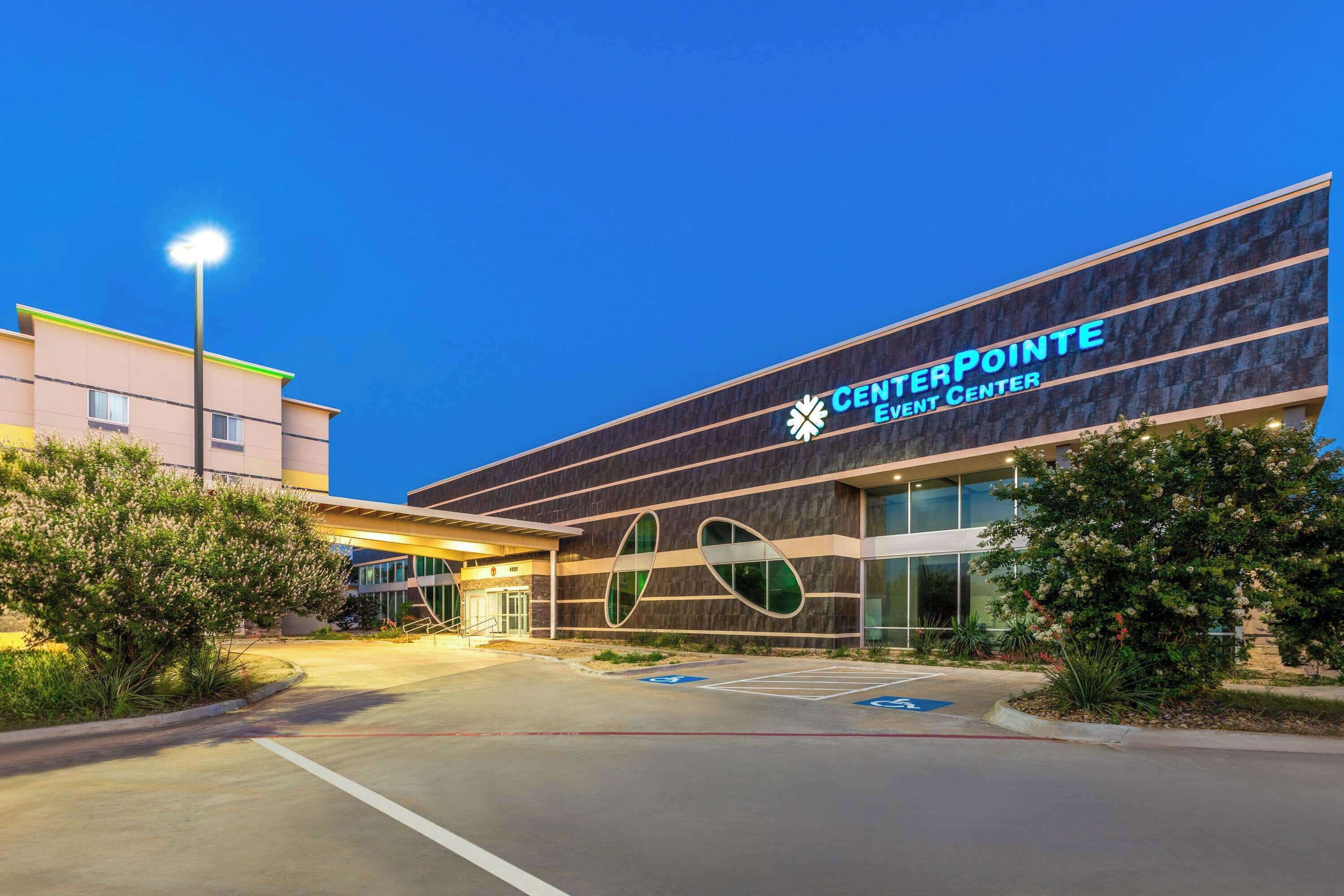 Un edificio moderno con el letrero "CENTERPOINT EVENT CENTER" en la fachada.