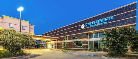 Un edificio moderno con el letrero "CENTERPOINT EVENT CENTER" en la fachada.