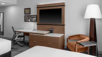 Escritorio, espacio para trabajar con laptop y cortinas blackout