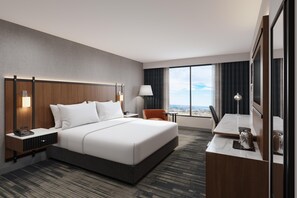 Skrivebord, blendingsgardiner, strykejern/-brett og wi-fi (inkludert)