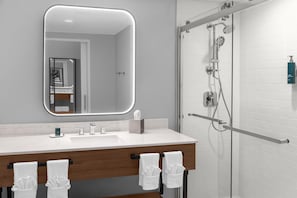 Combined shower/tub, hair dryer - DoubleTree by Hilton Midland West Loop I-250 (Midland)