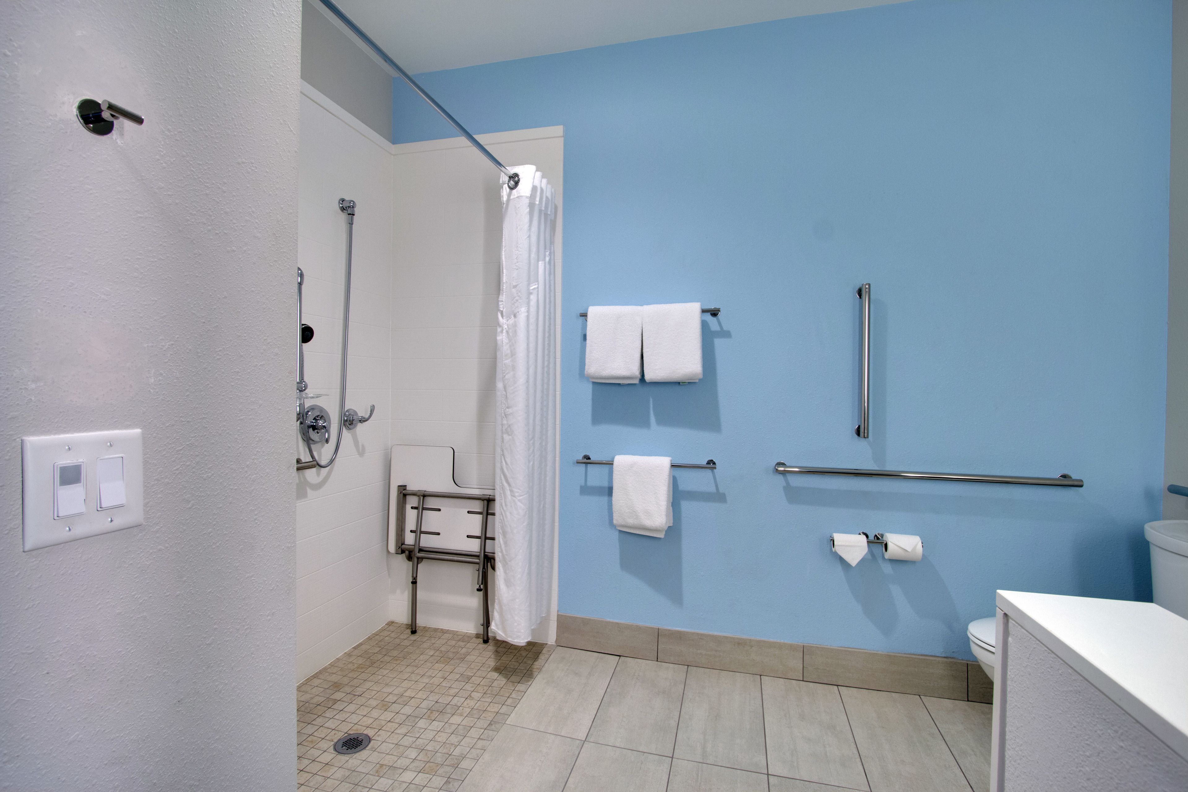 Artículos de tocador gratuitos, secador de pelo, toallas