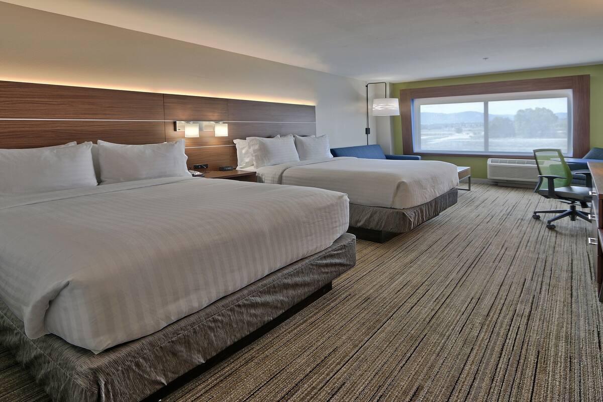 Pillowtop beds, in-room safe, desk, blackout drapes