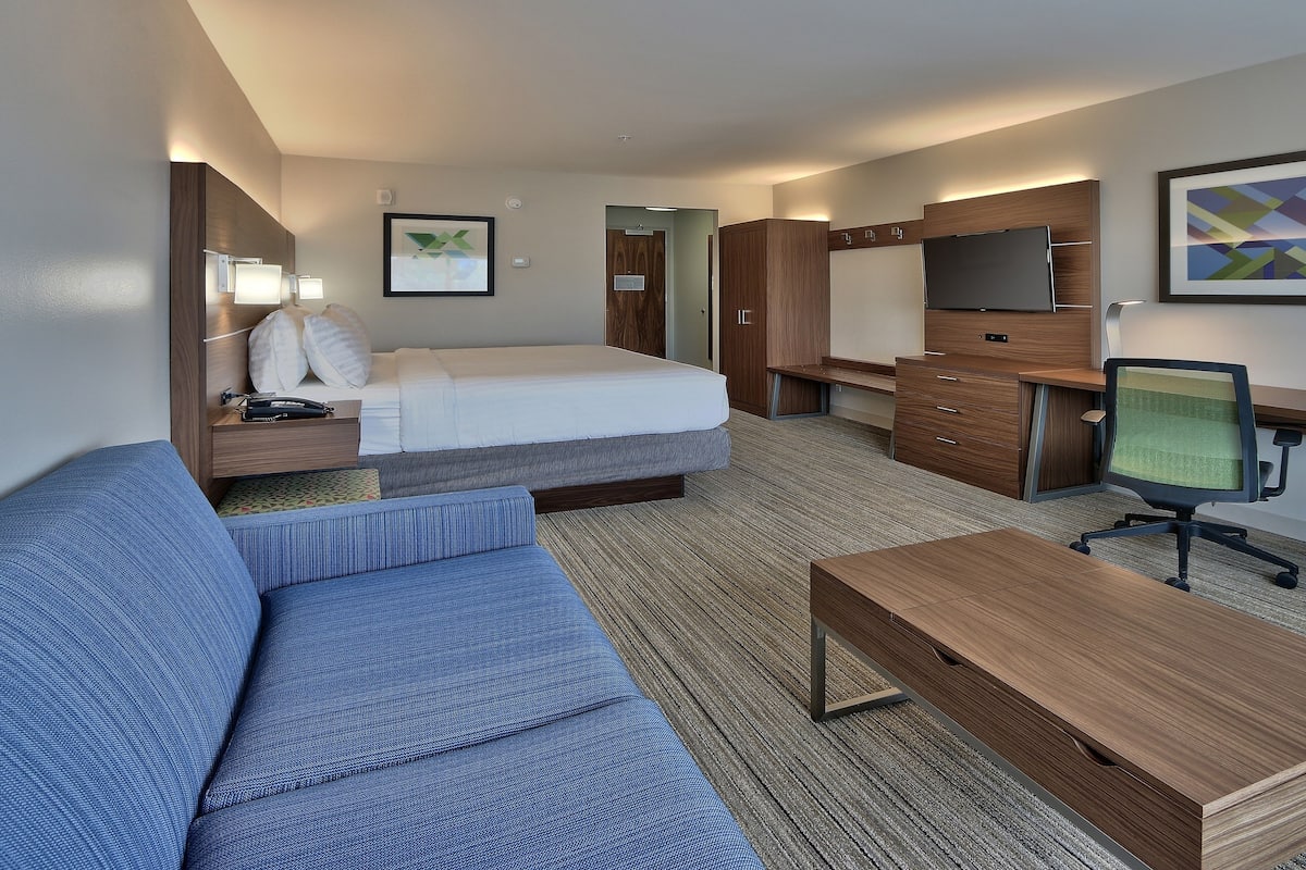 Pillowtop beds, in-room safe, desk, blackout drapes