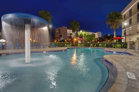 Una piscina al aire libre