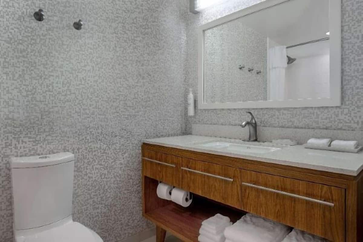 Bathroom | Free toiletries, hair dryer, towels