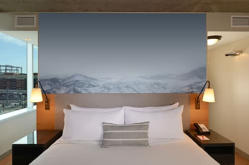 Literie de qualité, lit avec matelas à plateau-coussin, bureau
