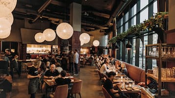 Der serveres aftensmad og brunch