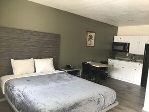 Desk, iron/ironing board, free WiFi, bed sheets - Paris Extended Stay Suites (Paris)
