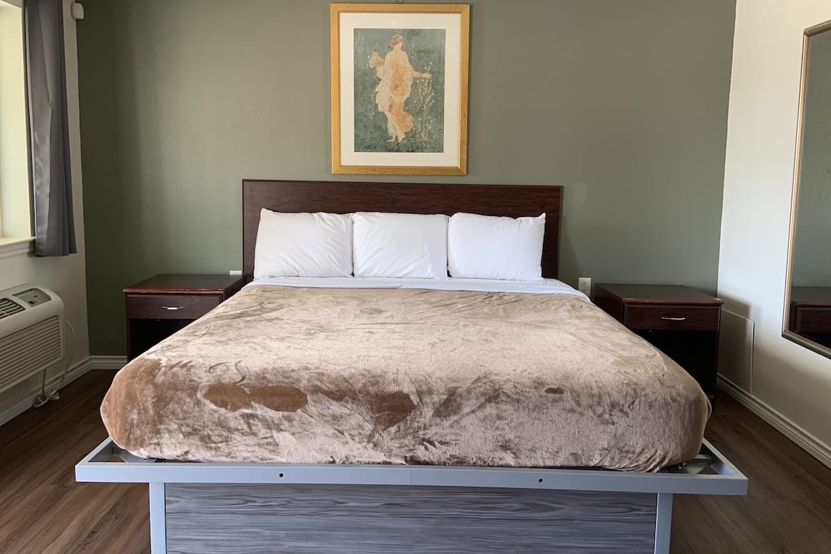 Standard Studio, 1 King Bed, Non Smoking, Kitchenette | Desk, iron/ironing board (on request), WiFi (free), bed sheets