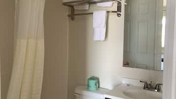 Tina con regadera, amenidades de baño gratuitas, toallas, jabón