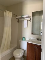 Bañera con ducha, artículos de tocador gratuitos, toallas, jabón