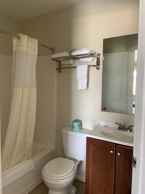 Combined shower/bathtub, free toiletries, towels, soap