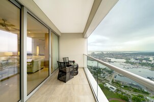 Bay View Residences with 1 bedroom | Pemandangan dari bilik
