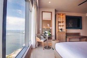 Club Room, 1 King Bed, Ocean View | 1 bedroom, Egyptian cotton sheets, hypo-allergenic bedding