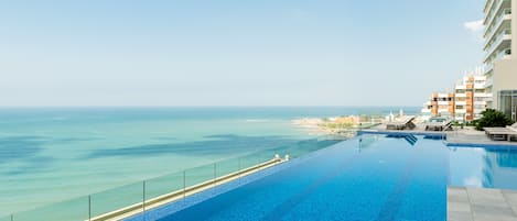 3 piscines a l'aire lliure (horari: 08:00-20:00) i gandules