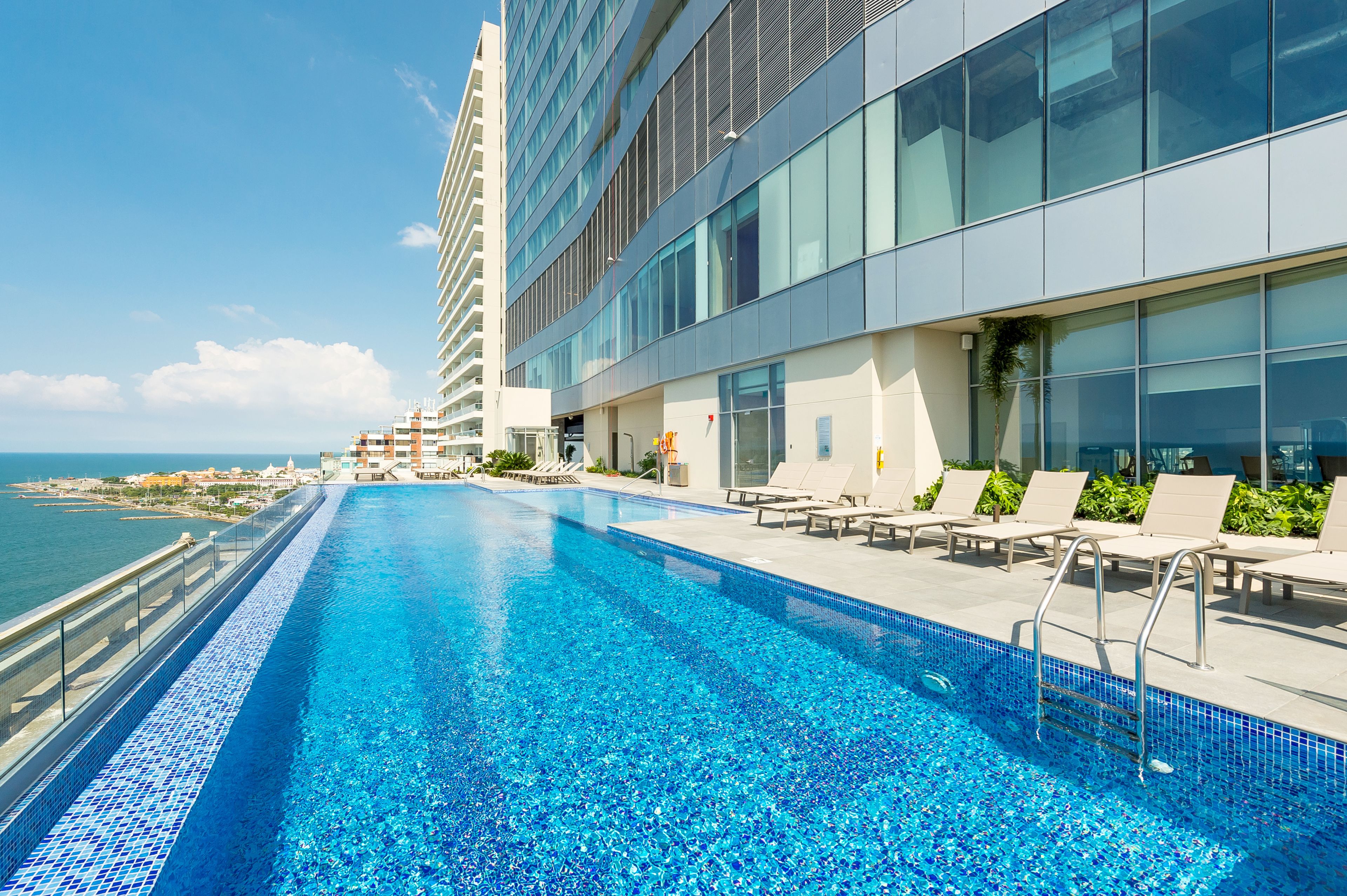 3 つの屋外プール、営業時間 8:00 ～ 20:00、サンラウンジャー