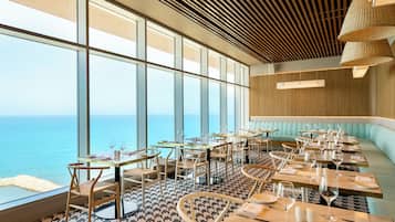 2 restaurantes, se sirve almuerzo