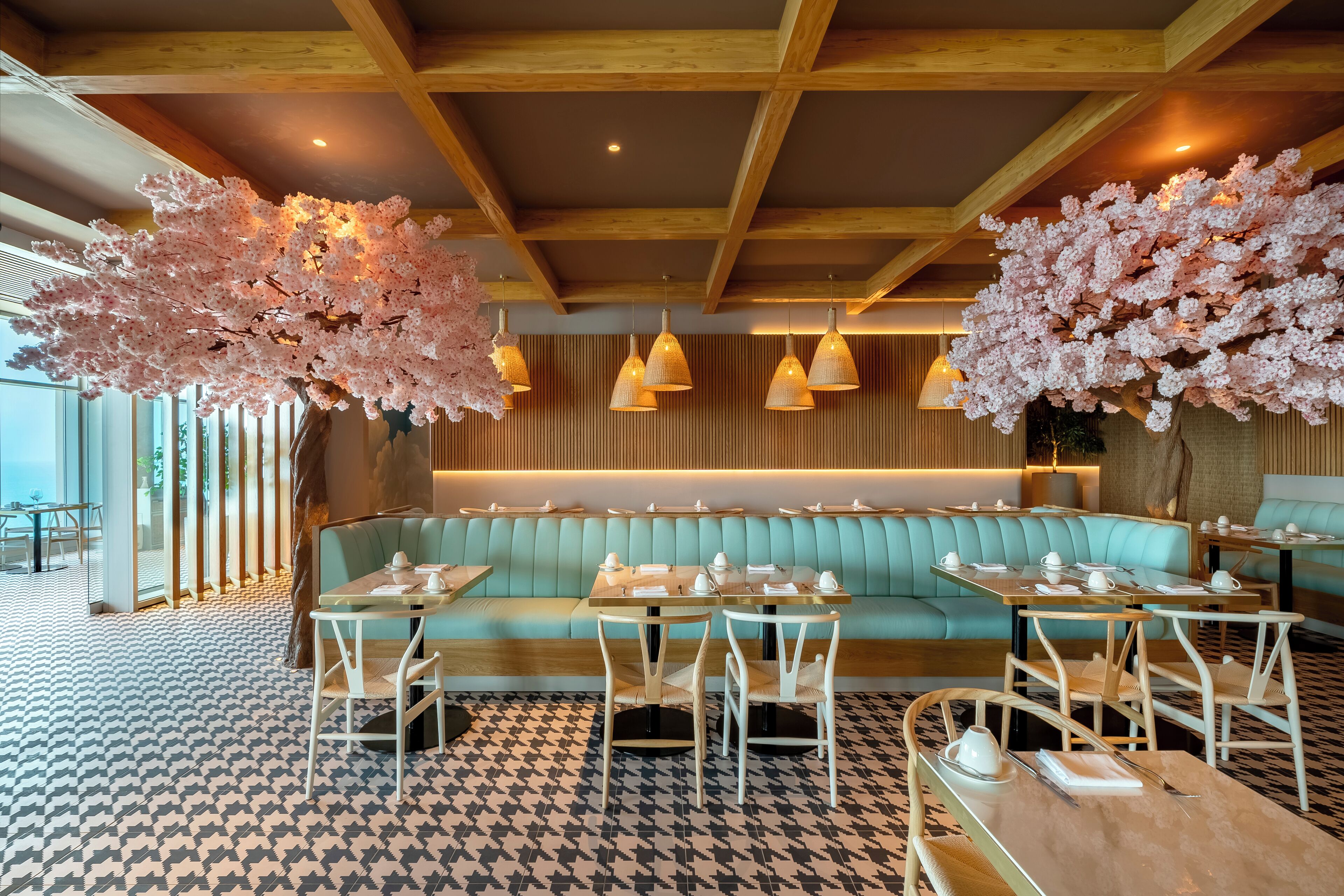 2 restaurants, lunch served