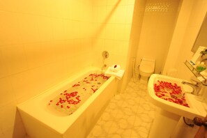 Combined shower/tub, free toiletries, hair dryer, slippers - Pacific Hotel (Mandalay)