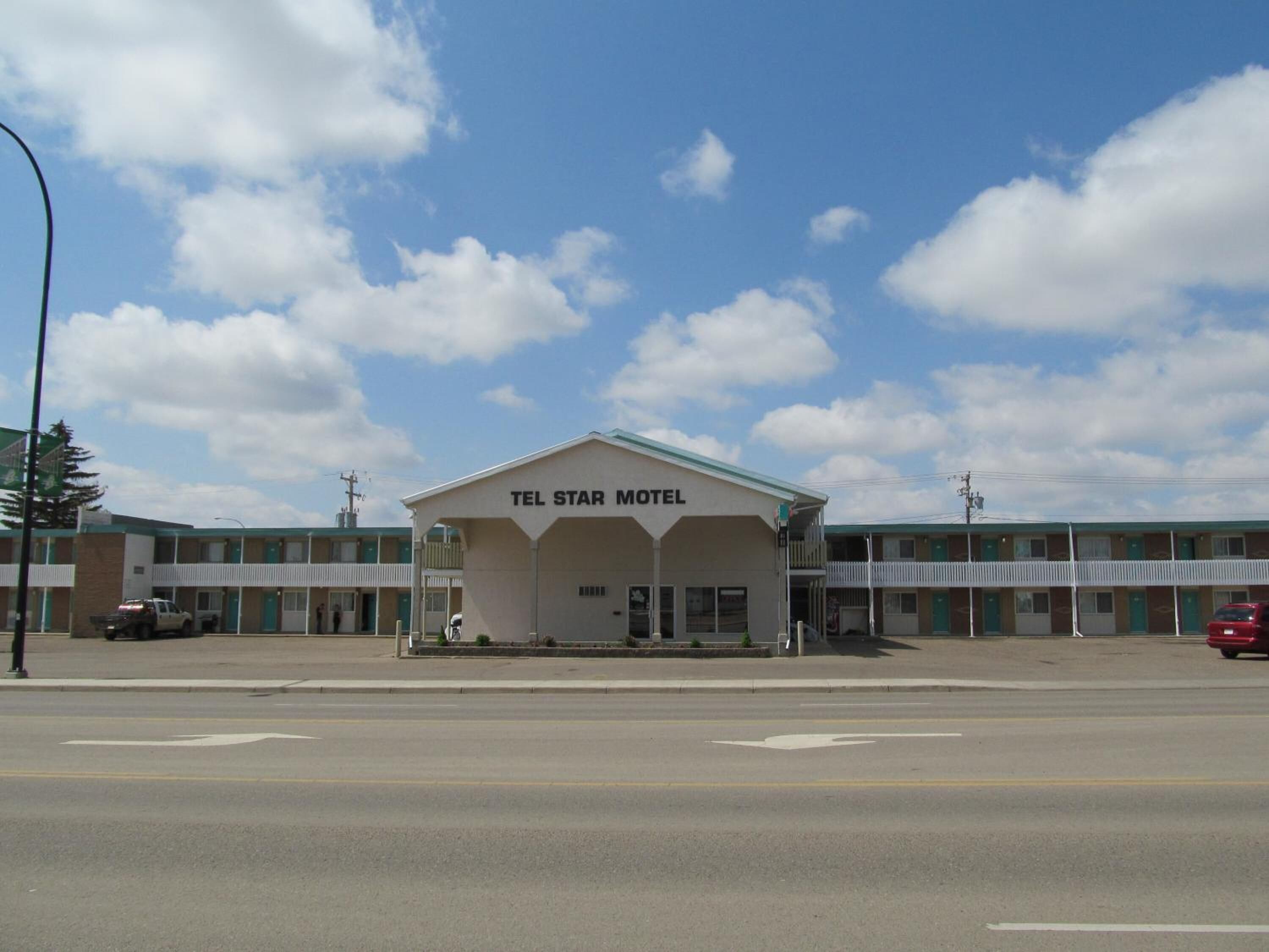 Un motel à deux étages, doté d’un toit plat et d’une enseigne indiquant « TEL STAR MOTEL ».