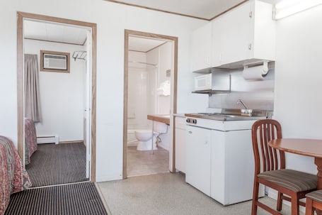 Triple Room, Non Smoking, Kitchenette | 1 bedroom, desk, iron/ironing board, free WiFi