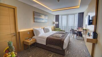 Artículos del minibar gratis y caja de seguridad en la habitación