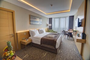 Free minibar, in-room safe, desk, soundproofing - Ramada By Wyndham Bursa Çekirge Thermal & Spa (Bursa)