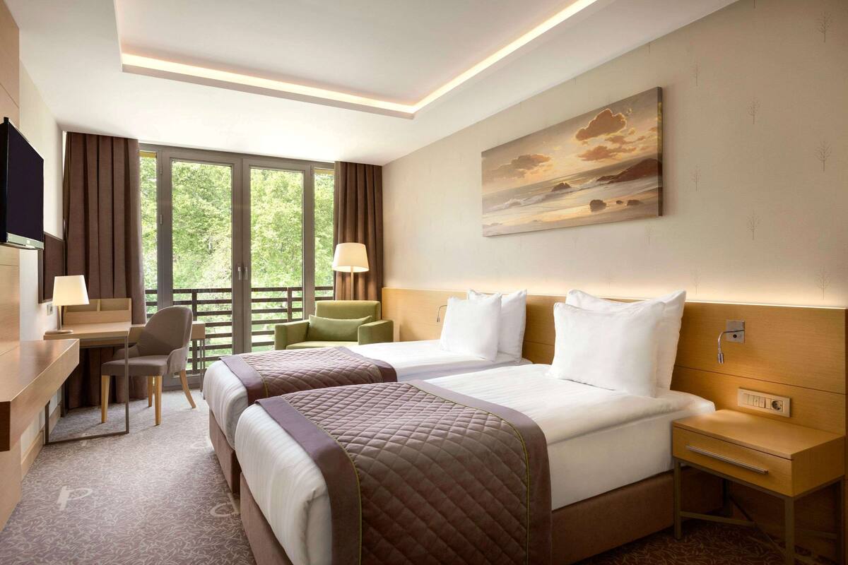 Free minibar, in-room safe, desk, soundproofing