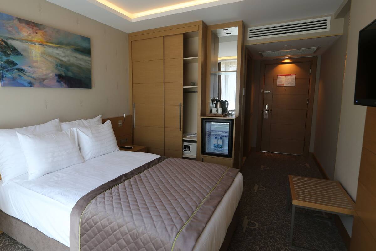 Room, 1 King Bed | Free minibar, in-room safe, desk, soundproofing