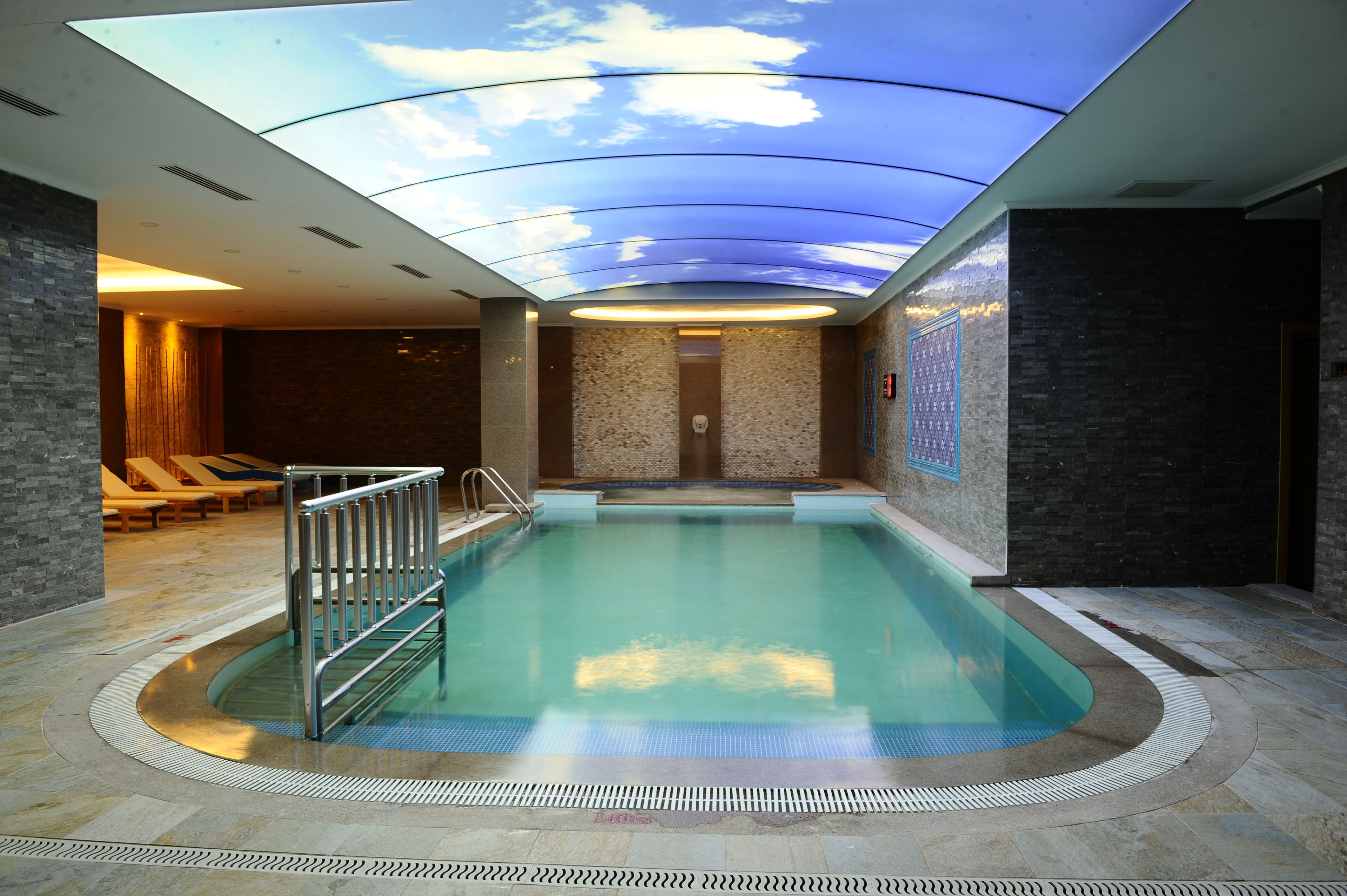 Alberca techada y camastros 