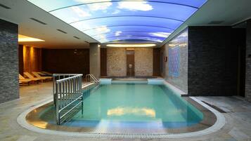 Alberca techada y camastros