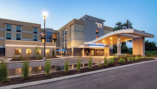 A Fairfield Inn & Suites by Marriott hotel with a modern design, a covered entrance, and landscaped areas. - Fairfield Inn & Suites Springfield Holyoke (Holyoke)