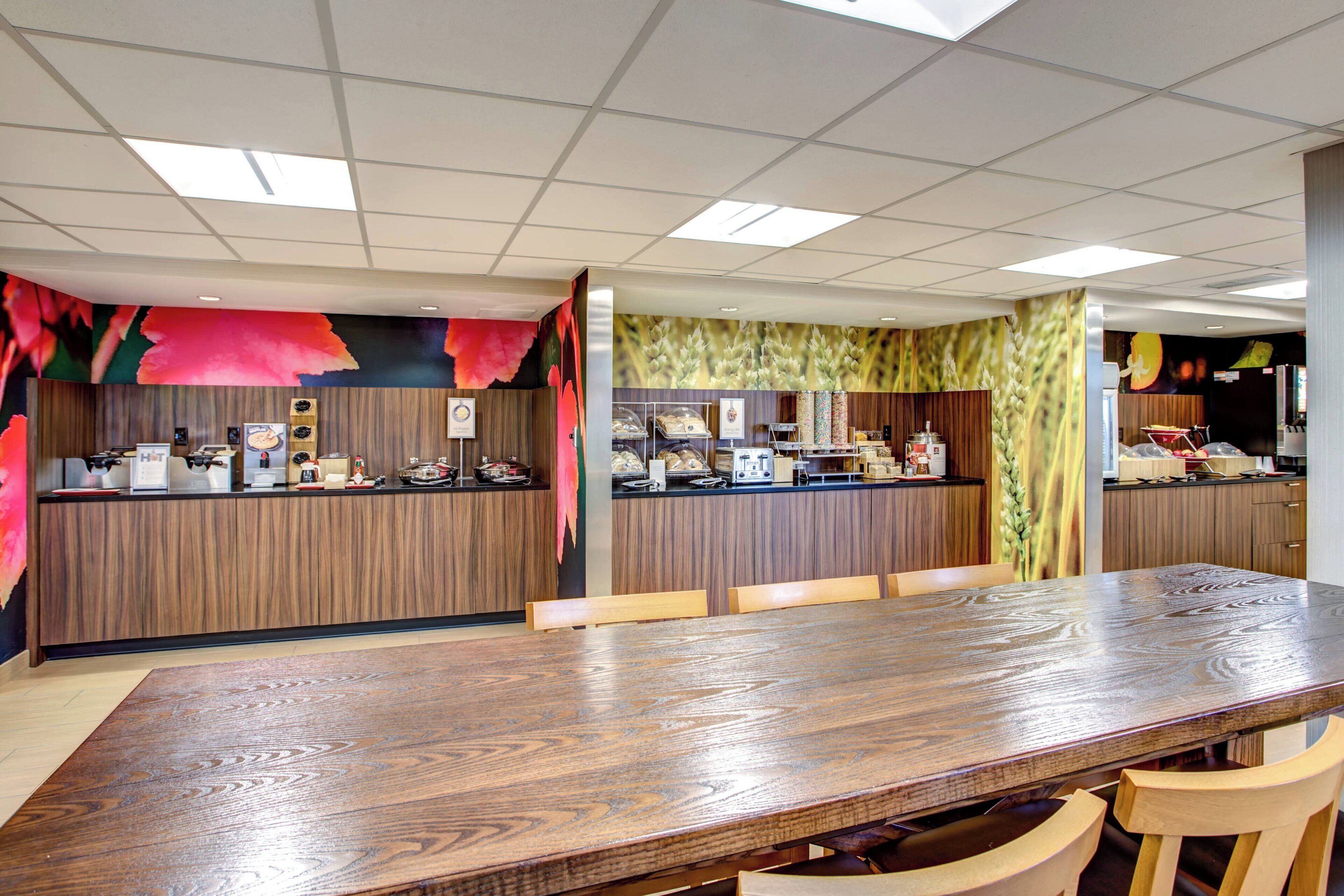 Un espace cuisine moderne doté de plans de travail en bois et d’un îlot central, équipé de divers appareils électroménagers et d’une machine à café.