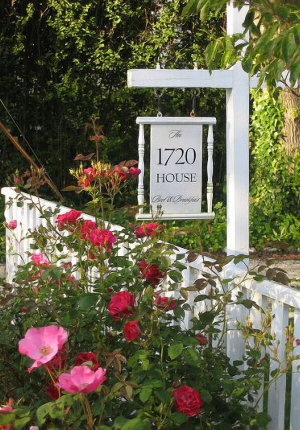 Exterior detail - The 1720 House (Vineyard Haven)