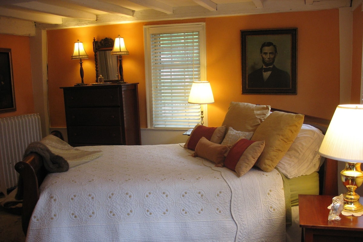 The Lincoln Room | 1 bedroom, premium bedding, iron/ironing board, WiFi (free)