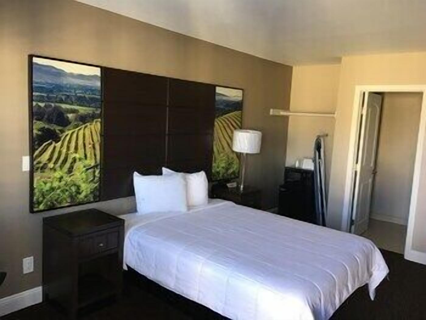 Skrivebord, mørklægningsgardiner, strygejern/strygebræt, gratis Wi-Fi