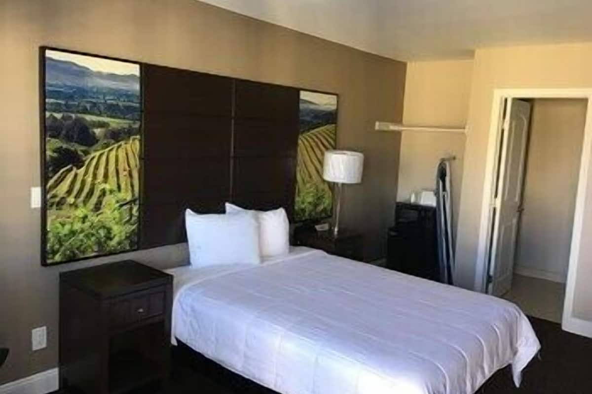 Bàn, màn/rèm cản sáng, bàn ủi/dụng cụ ủi quần áo