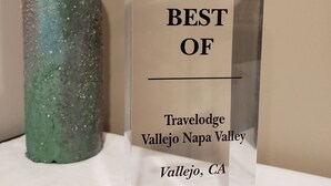 Una placa de reconocimiento brillante para Travelodge Vallejo Napa Valley, CA, 2017.