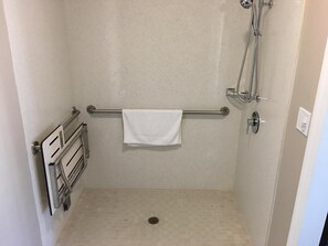 Shower, hydromassage showerhead, free toiletries, hair dryer - Vallejo Inn (Vallejo)