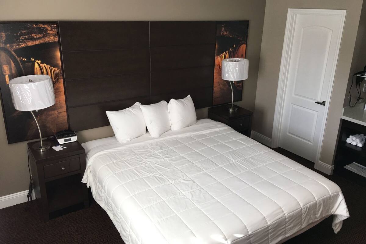 Bàn, màn/rèm cản sáng, bàn ủi/dụng cụ ủi quần áo