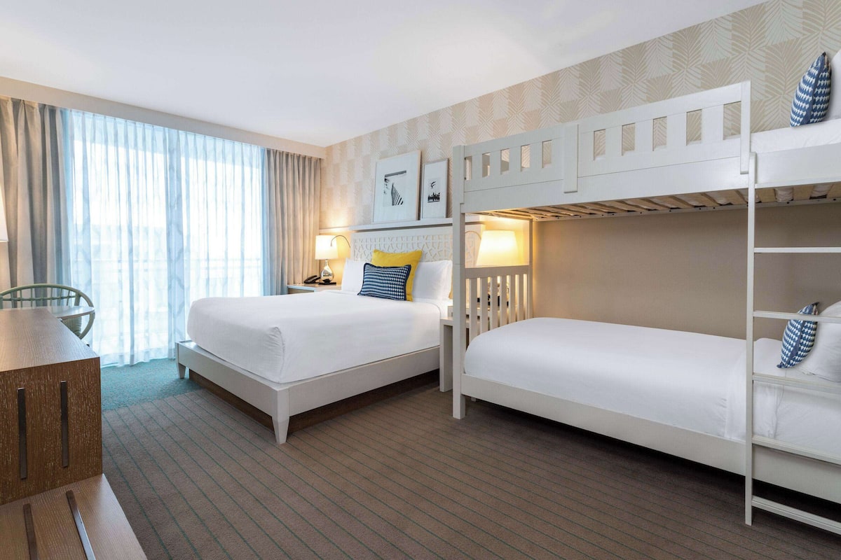 Deluxe Room, Multiple Beds (King Bunk Bed, Intracostal View)