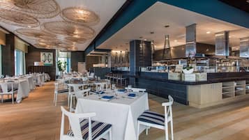 3 restaurantes; se sirven desayunos, comidas y cenas