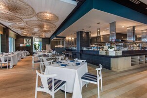 3 restaurantes; se sirve desayuno, almuerzo y cena