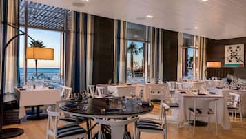 3 restaurants servant le petit déjeuner, le déjeuner et le dîner