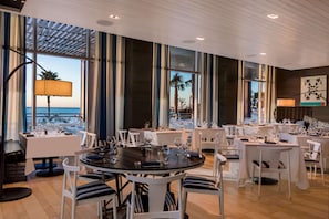 3 restaurants servant le petit déjeuner, le déjeuner et le dîner