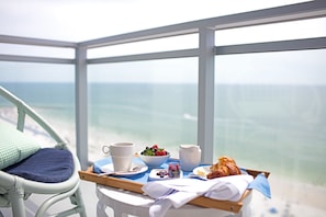 Daily buffet breakfast (USD 25 per person)