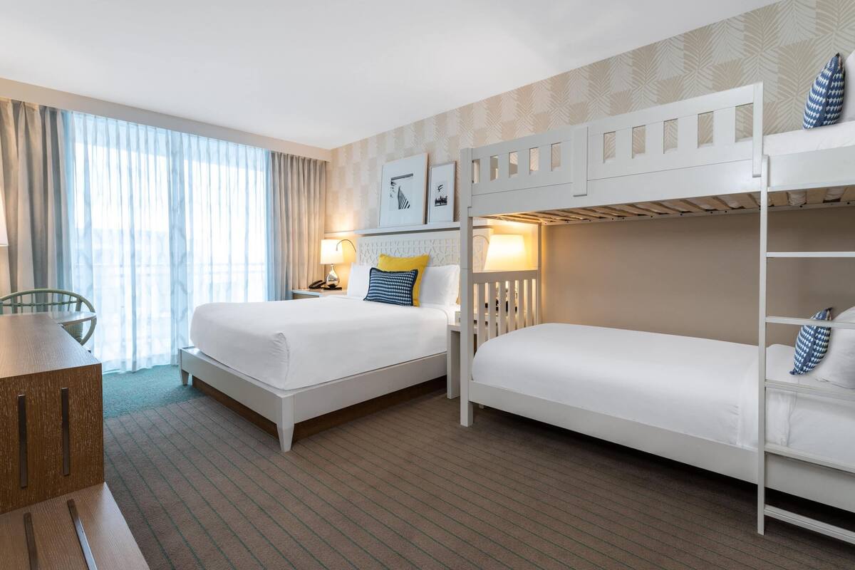 ห้องดีลักซ์, หลายเตียง (King Bunk Bed, Intracostal View) | เครื่องนอนป้องกันสารก่อภูมิแพ้, เตียงพร้อมฟูกเสริมที่นอน